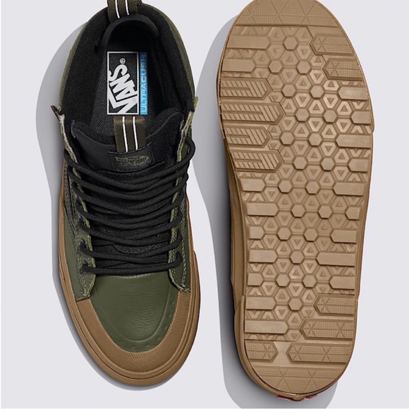 Vans Sk8-Hi Waterproof Insulated Shoe
Women 9.0 US Mens 7.5US - Picture 3 of 12